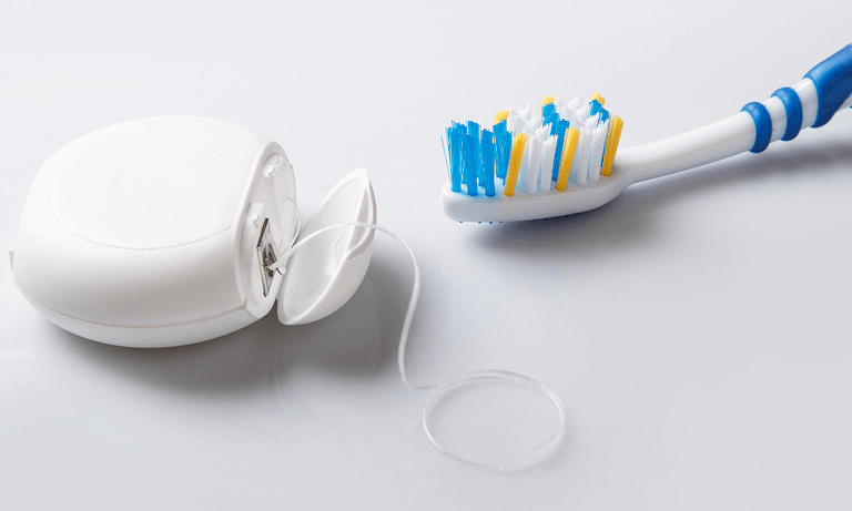 Como fazer a higiene dental dos implantes?
