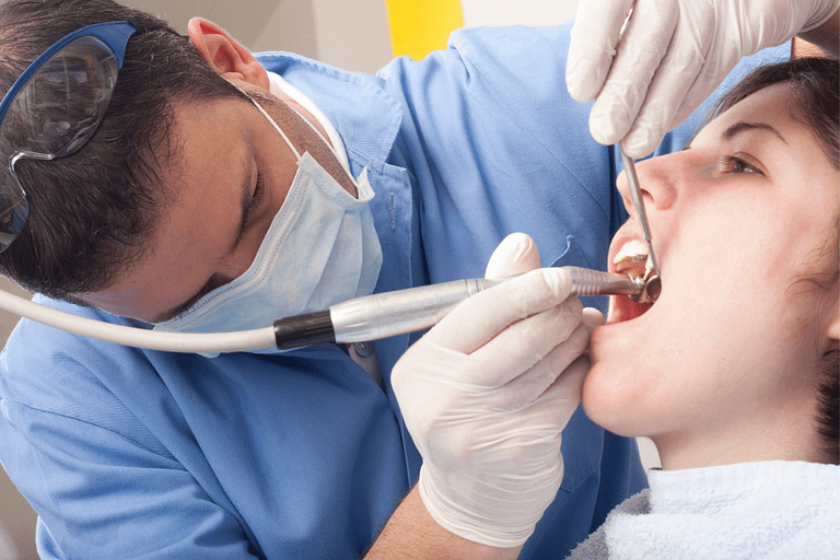 A importância da limpeza dental: entenda qual é e quando você deve fazer
